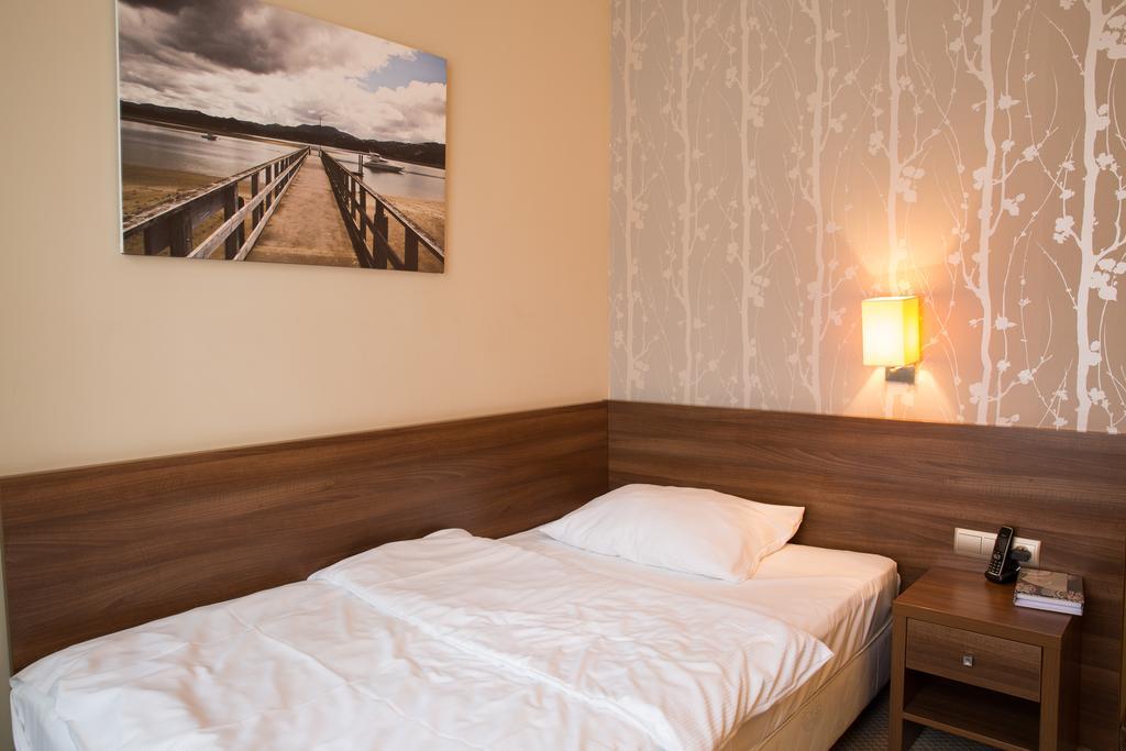Hotel Srodmiejski Жельона Гора Екстериор снимка