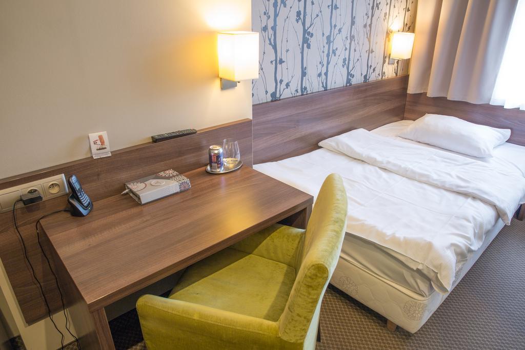 Hotel Srodmiejski Жельона Гора Екстериор снимка