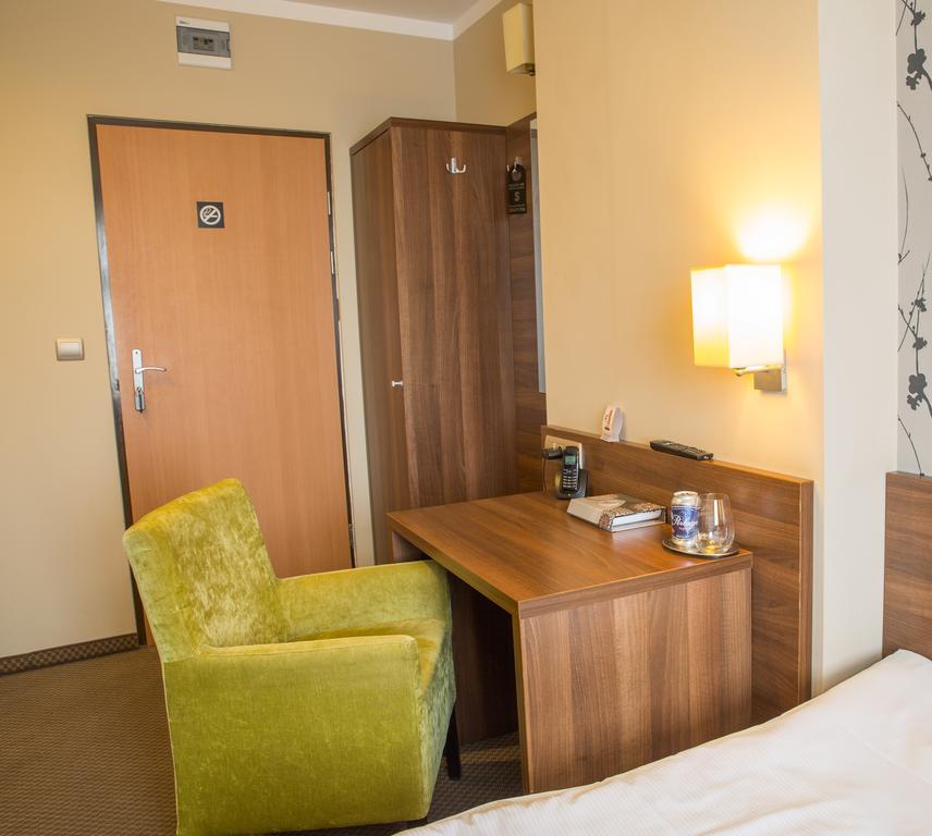 Hotel Srodmiejski Жельона Гора Екстериор снимка