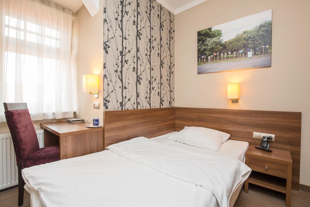 Hotel Srodmiejski Жельона Гора Екстериор снимка