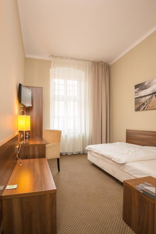 Hotel Srodmiejski Жельона Гора Екстериор снимка