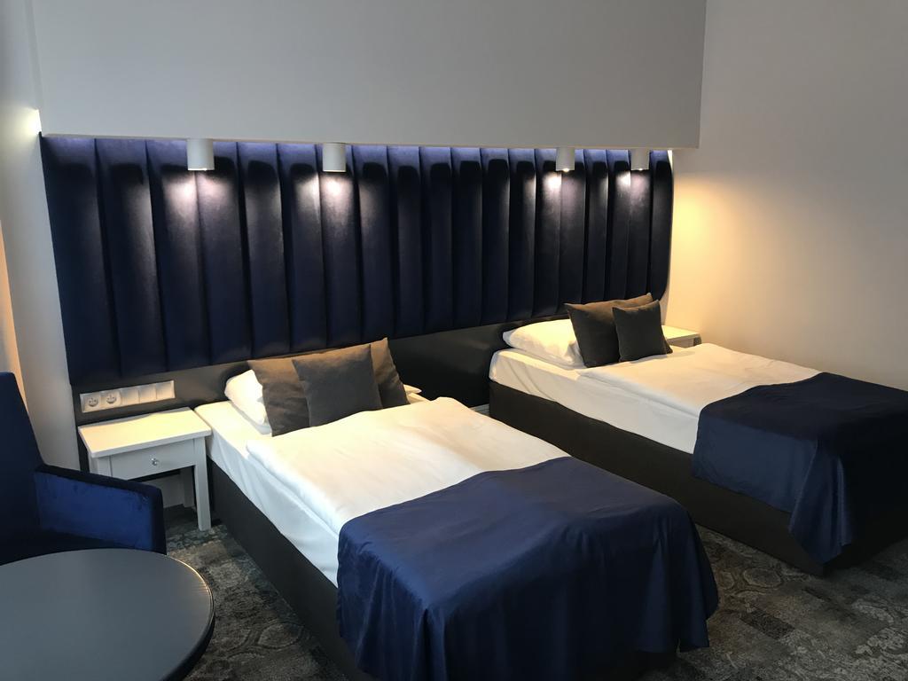 Hotel Srodmiejski Жельона Гора Екстериор снимка