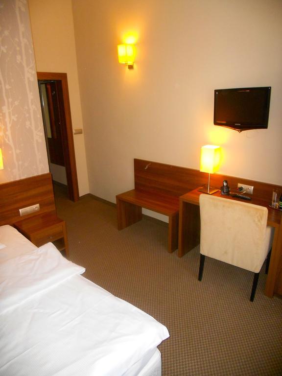 Hotel Srodmiejski Жельона Гора Стая снимка